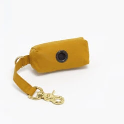 Porte Sacs à Excréments See Scout Sleep -Chats Chiens Fournitures Magasin Poochpouches TheScot Mosterd Back