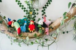 PLAY Peluche Perroquet -Chats Chiens Fournitures Magasin fetching flock plush toy set lifestyle image 168b2d7a 3f55 4131 a778 a9c7dca30492